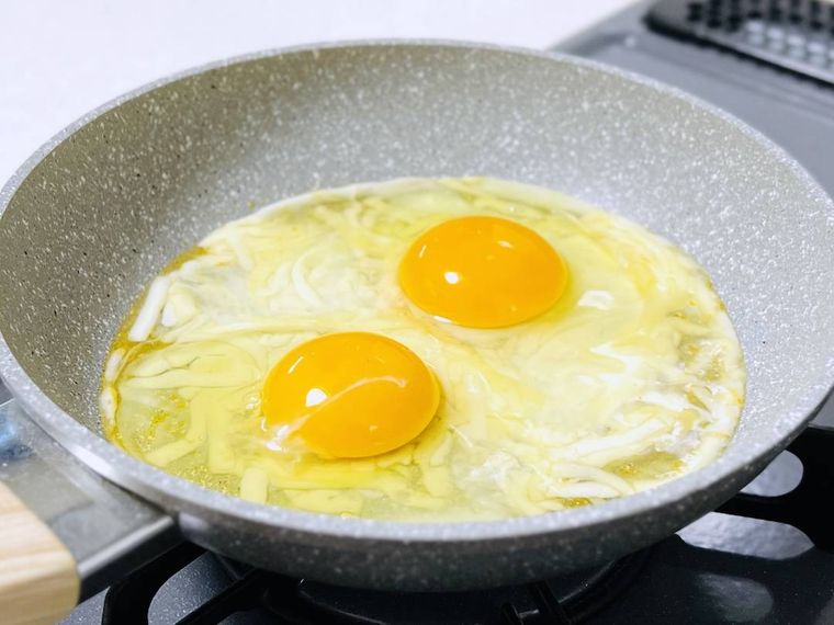 ホットハニーエッグを焼いている様子