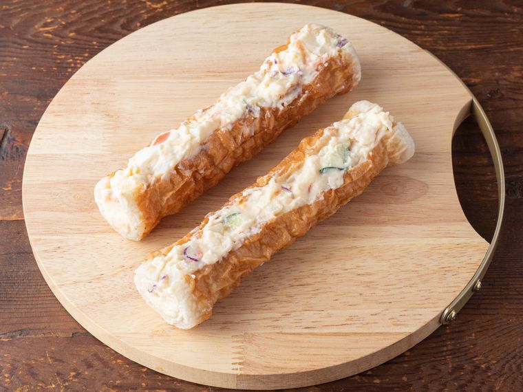 ちくわにポテトサラダを詰めたところ