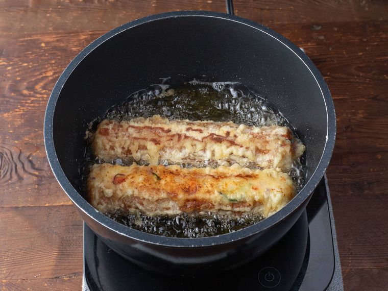 ポテトサラダを詰めたちくわを油で揚げているところ。