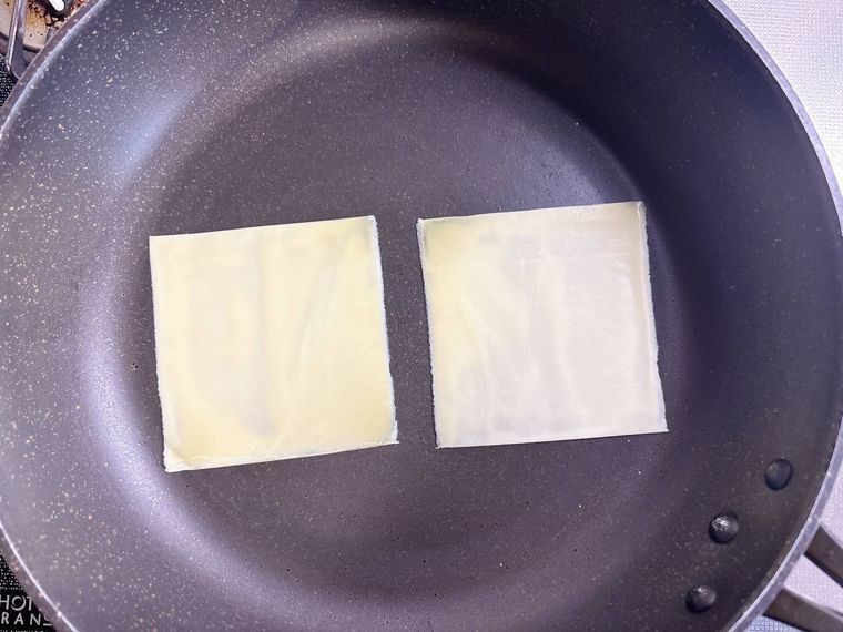 フライパンに置いたチーズ