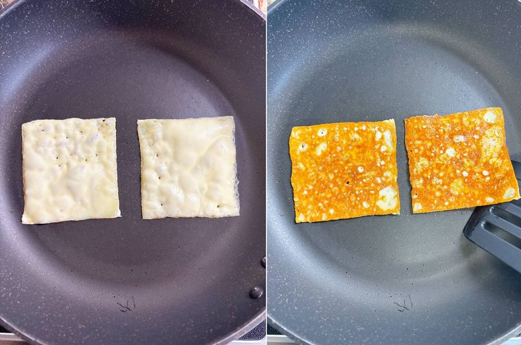 フライパンでチーズを焼き、裏返した様子
