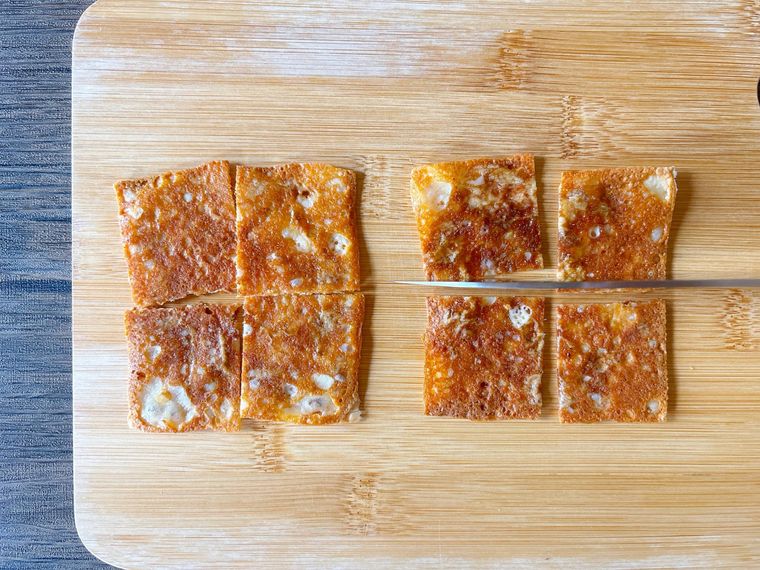 焼いたチーズをカットする様子