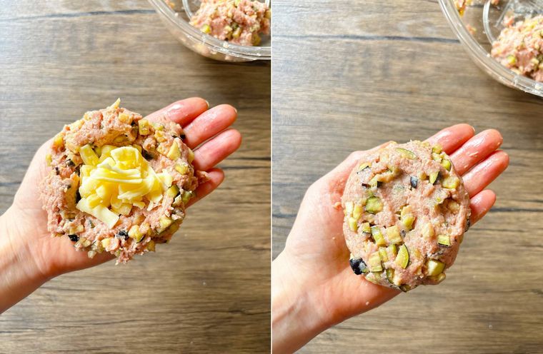 ハンバーグのたねを成形しチーズを中に入れる様子