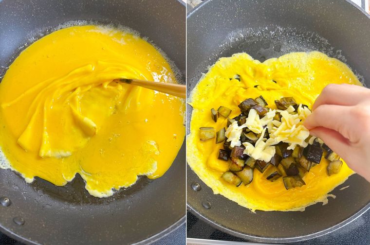 卵をフライパンで焼き、なすとチーズをのせたもの