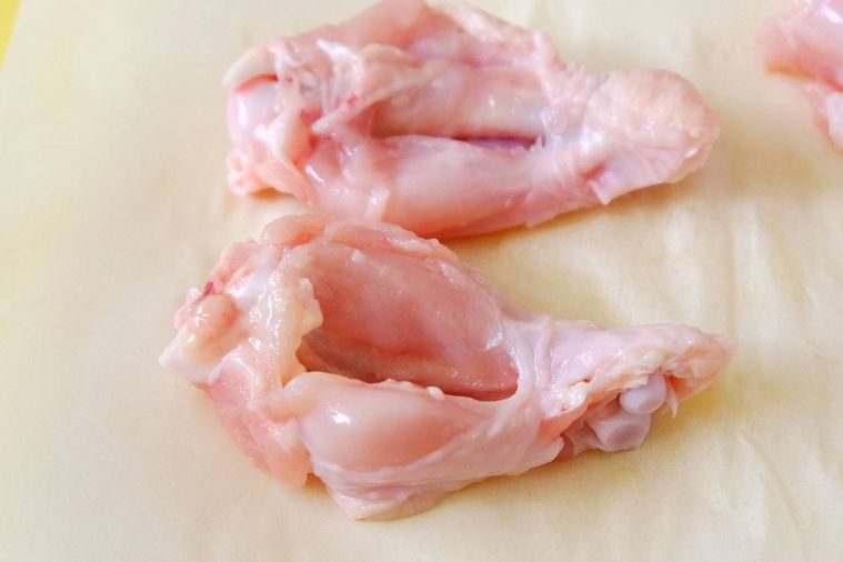 切り込みを入れた鶏手羽元