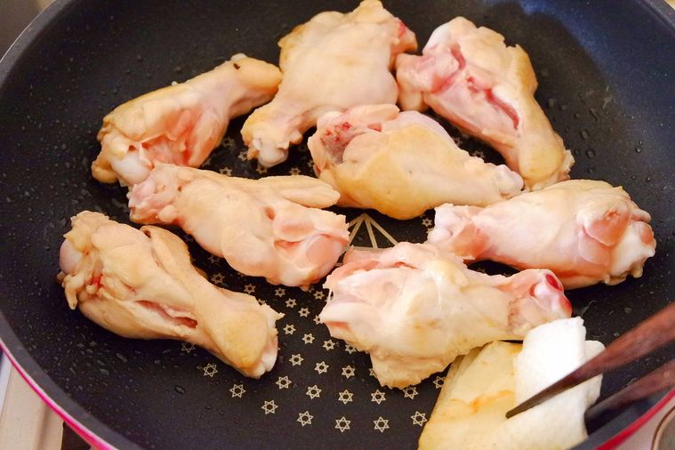 フライパンで鶏手羽元を焼いている様子