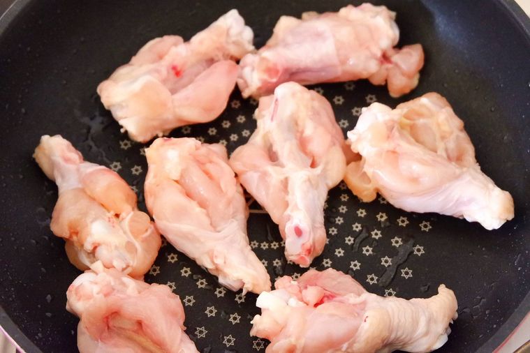 フライパンに並べた鶏手羽元