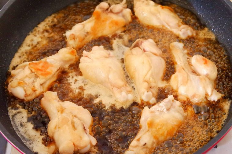 フライパンで鶏手羽元を煮ている様子