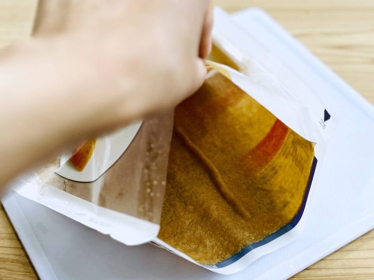 春巻きの皮をカフェオレに浸した様子