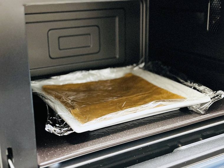 春巻きの皮を電子レンジの庫内に入れた様子