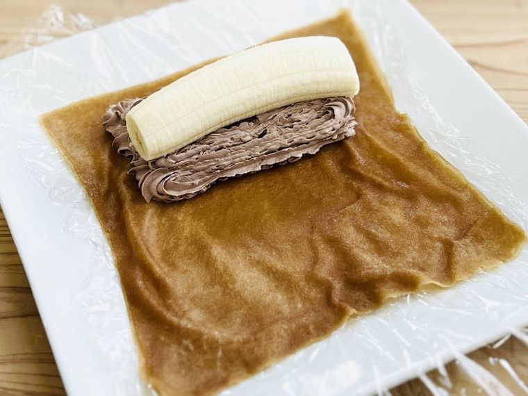 春巻きの皮にチョコホイップとバナナをのせた様子