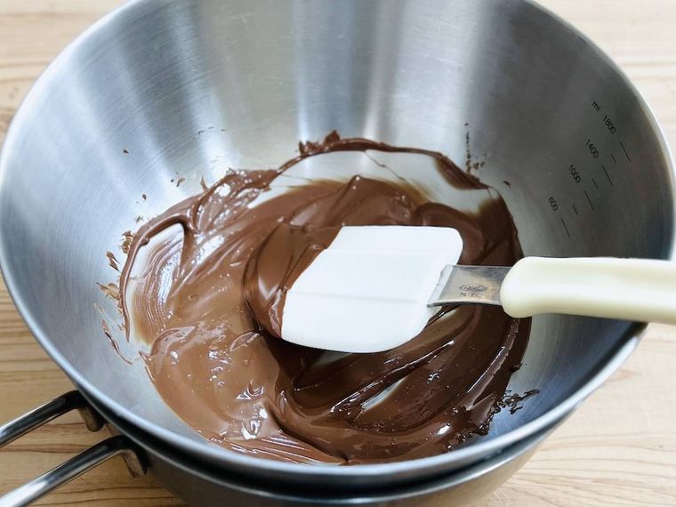 チョコレートを湯煎で溶かしている様子