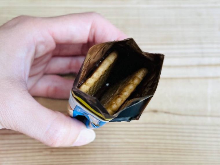 チョコレートが入った袋にココナッツサブレを戻し入れた様子