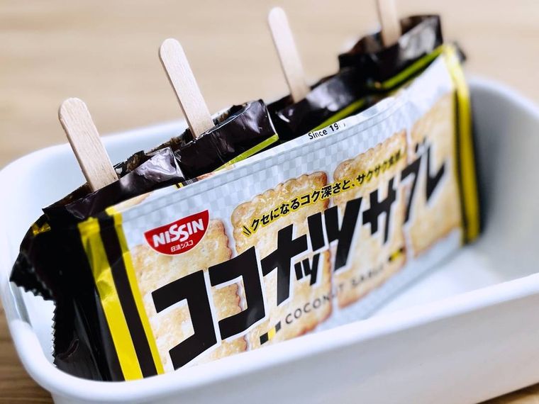 ココナッツサブレの袋にアイスの棒を挿した様子