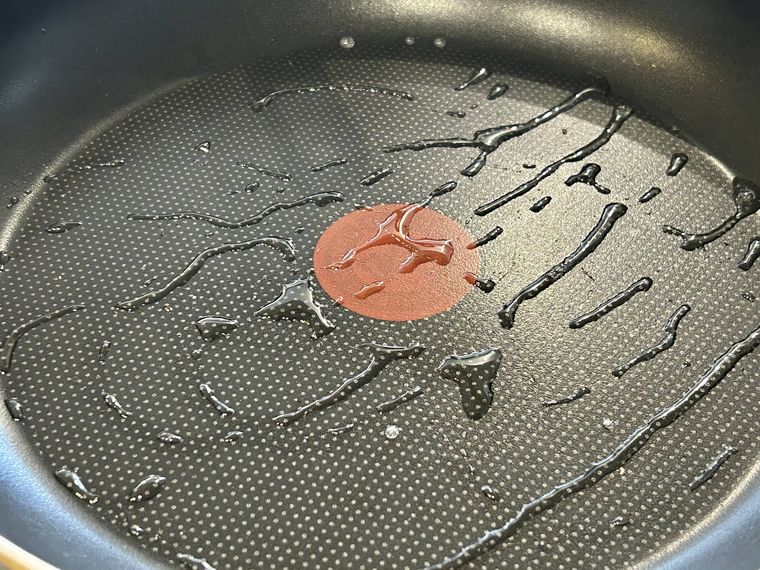 フライパンにサラダ油を入れて加熱しているところ