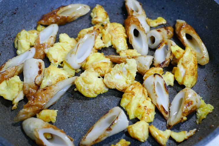 フライパンに調味料と半熟卵を加えた様子