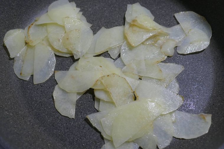 じゃがいもスライスを炒める様子