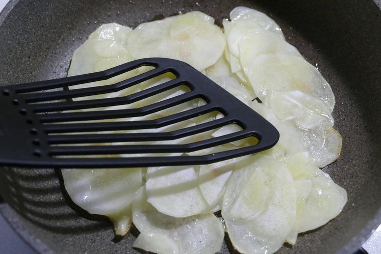 フライ返しでチヂミを押さえながら焼く様子