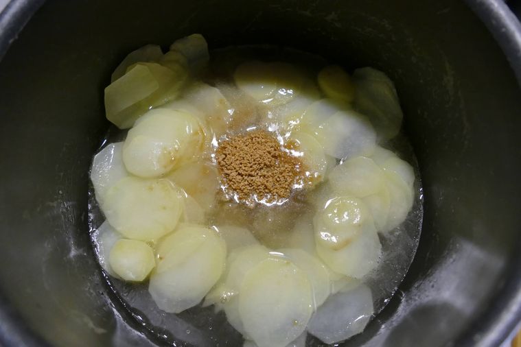 鍋に水とコンソメを加えた様子