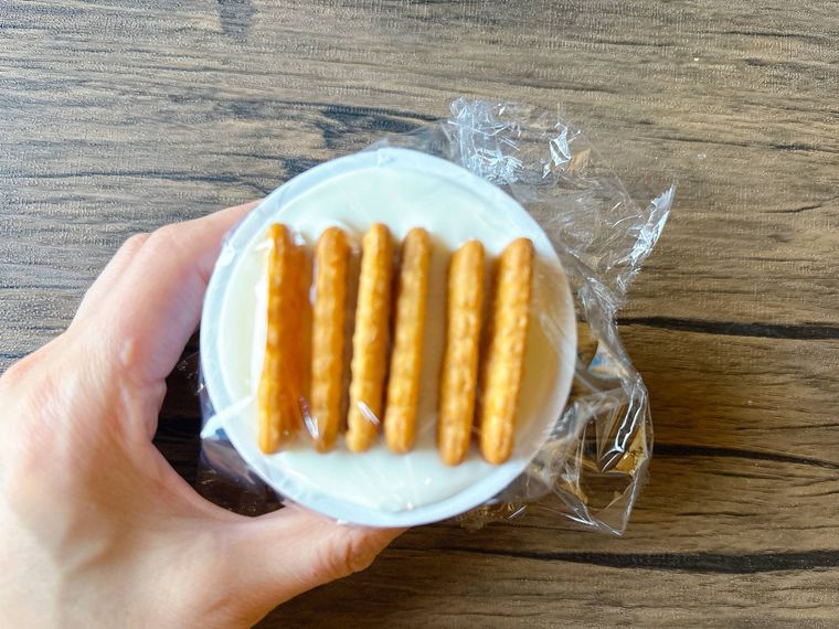 パルテノにココナッツサブレを刺したものにラップをかけたもの