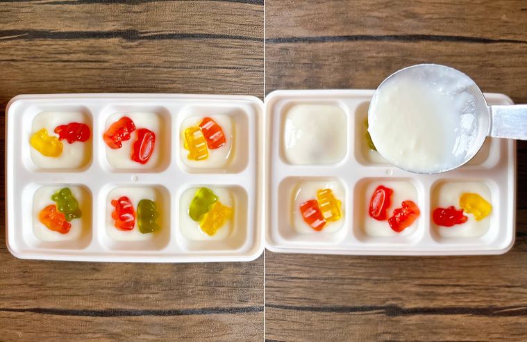 製氷器にヨーグルトとグミを入れる様子