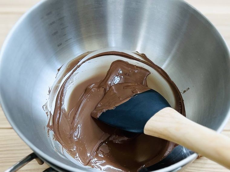 チョコレートを湯煎で溶かしている様子