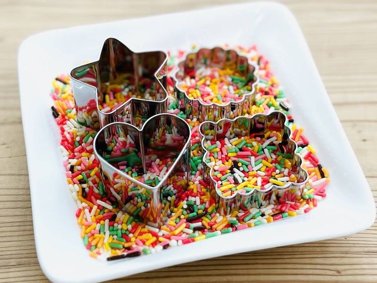 チョコスプレーの上に4種類のクッキー型を置いた様子