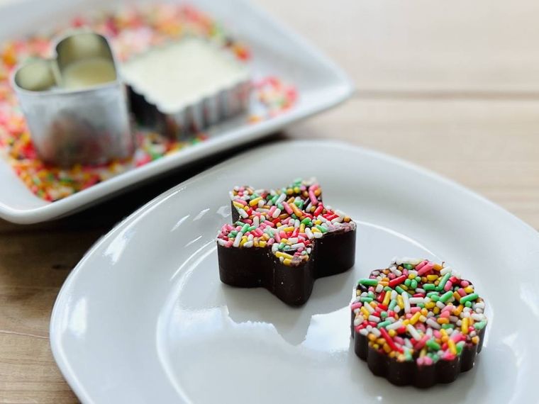 チョコスプレーでデコレーションをした星形とウェーブ形のチョコレート