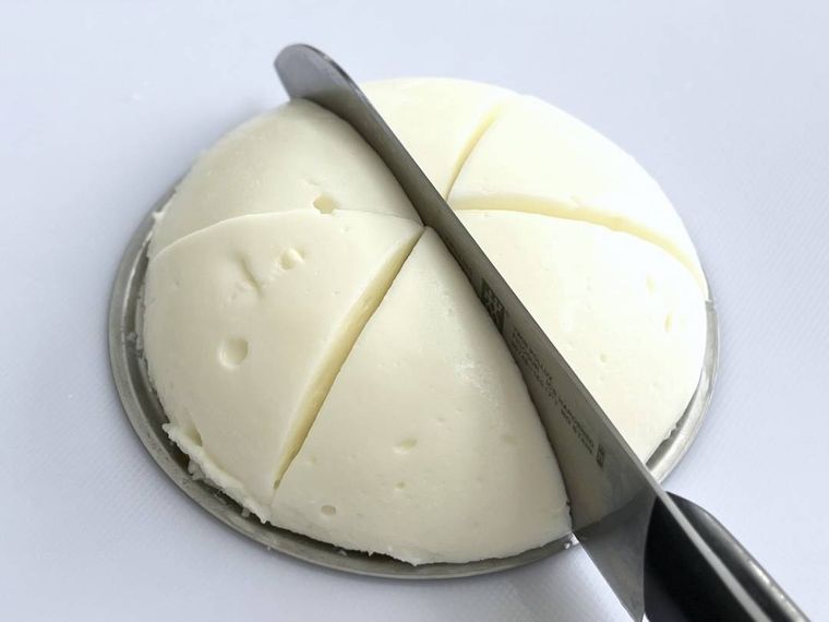 増えるチーズをカットしている様子