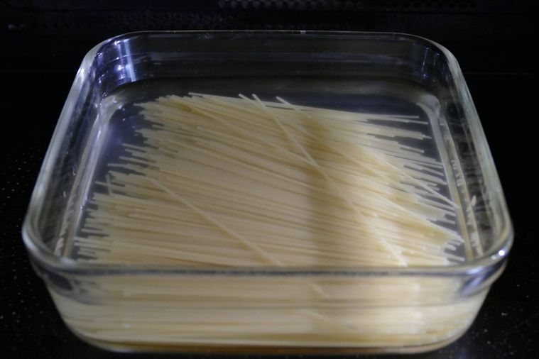 電子レンジでスパゲッティを加熱する様子