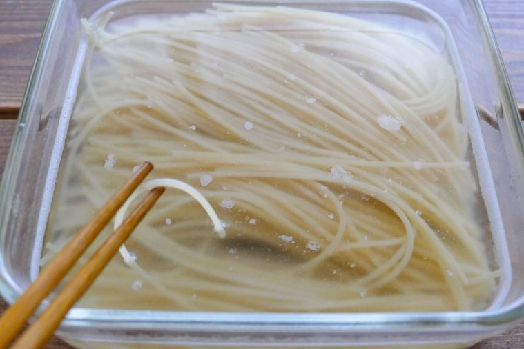 スパゲッティを箸で1本持ち上げる様子