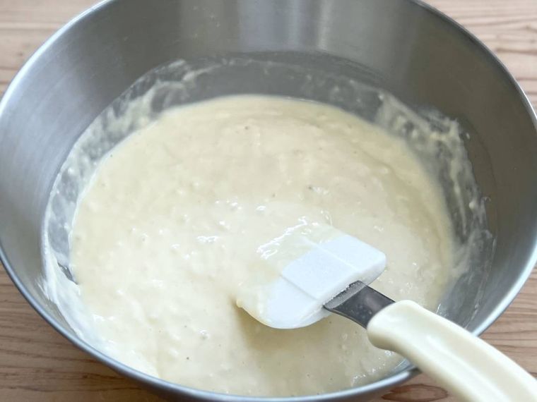 ファンタオレンジ、サラダ油、ホットケーキミックスを混ぜている様子