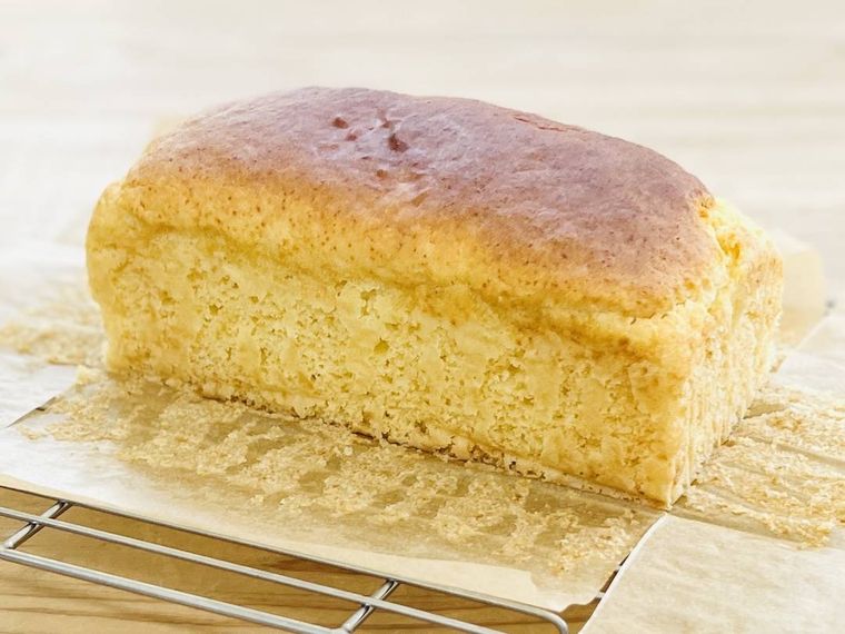 ファンタケーキを網の上で冷ましている様子