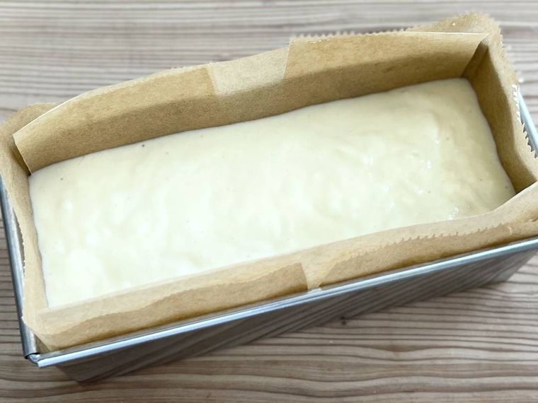 パウンド型にケーキの生地を流し込んだ様子