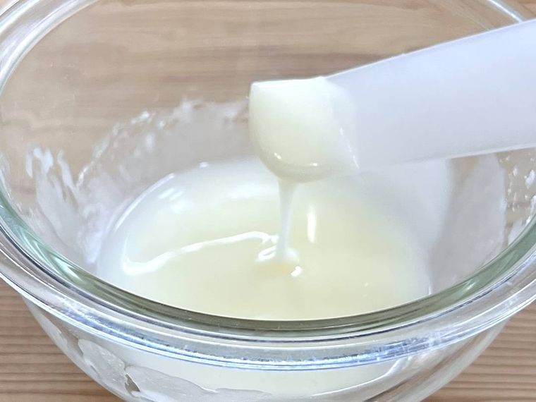 粉砂糖とファンタオレンジを混ぜた様子