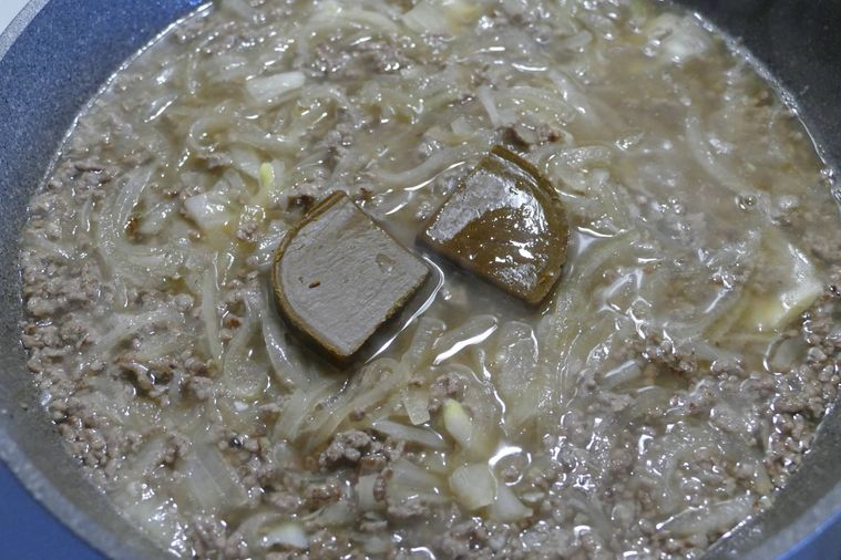 フライパンにカレールーを入れた様子