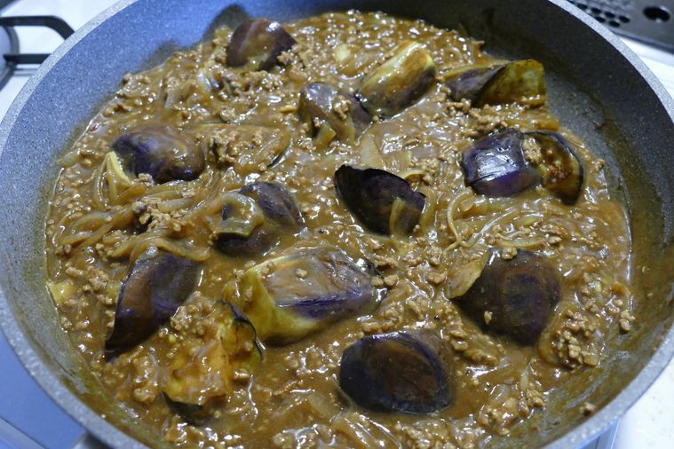 なすを戻し入れてカレーを煮る様子