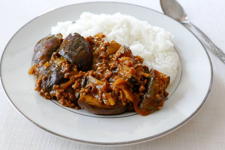 なすとひき肉のカレーをご飯といっしょに盛り付けた皿