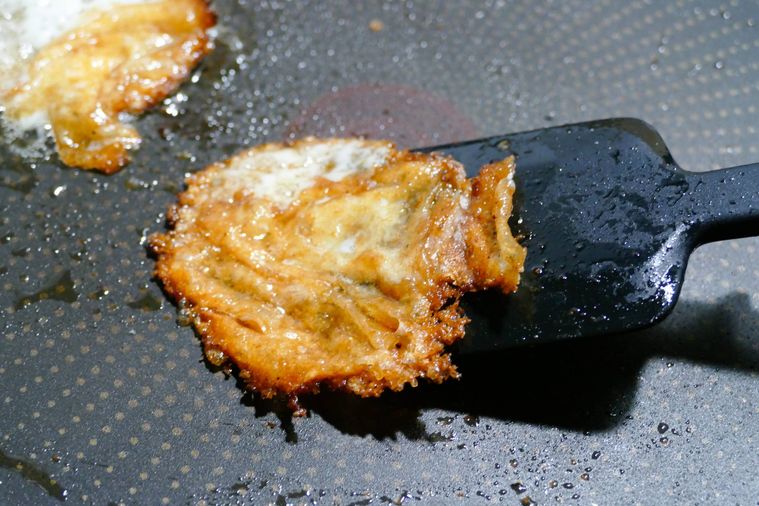 モッツァレラチーズをフライパンで焼く様子