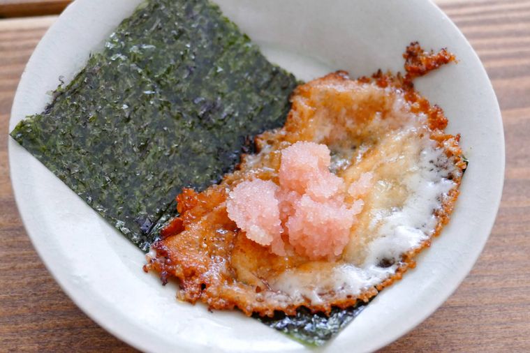 焼き海苔に焼いたモッツァレラチーズと明太子をのせた様子