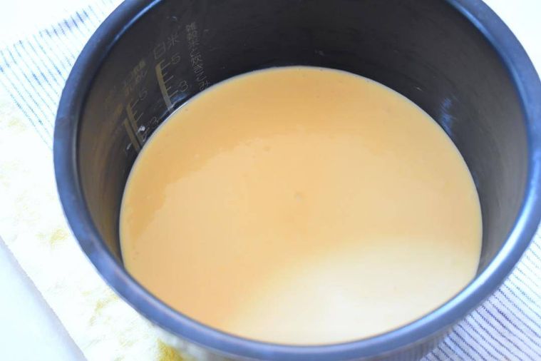 炊飯釜に入れたチーズケーキの生地