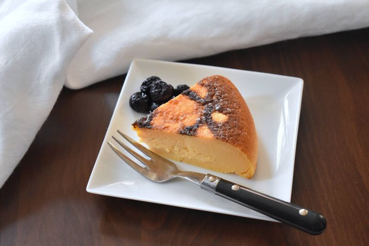 皿にのせたチーズケーキ