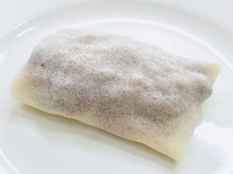 湿らせた春巻きの皮でミートボールとチーズを包んだ様子
