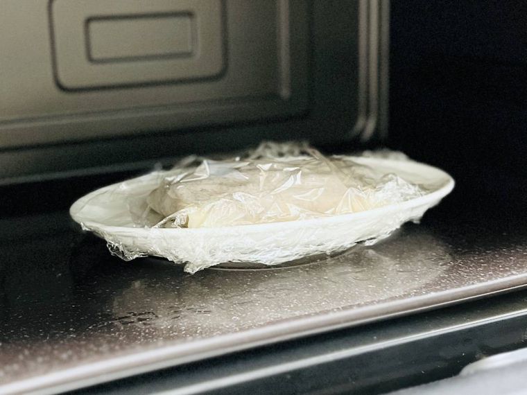 ミートボールとチーズを包んだ春巻の皮を電子レンジの庫内に入れた様子