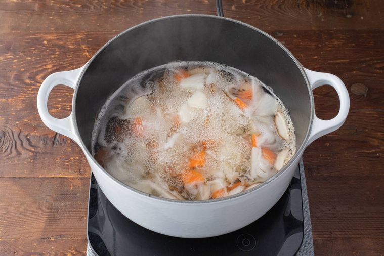 鍋にだし汁、大根、にんじん、里芋、ごぼうを入れて煮立たせたところ