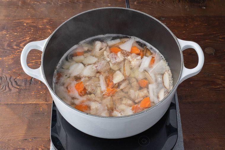 鍋に鶏もも肉を入れて煮ているところ。