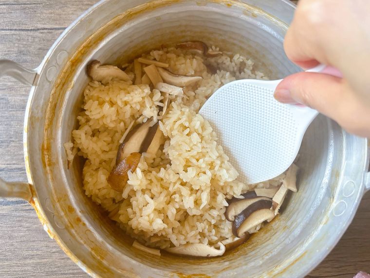 しゃもじで混ぜる様子
