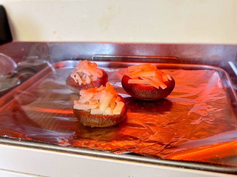 しいたけをトースターで焼く様子