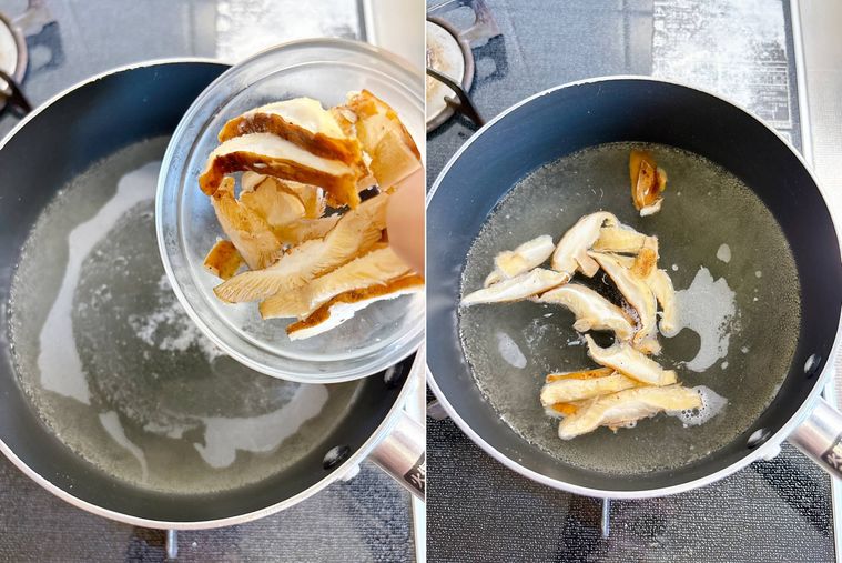 鶏がらスープに冷凍しいたけを入れる様子