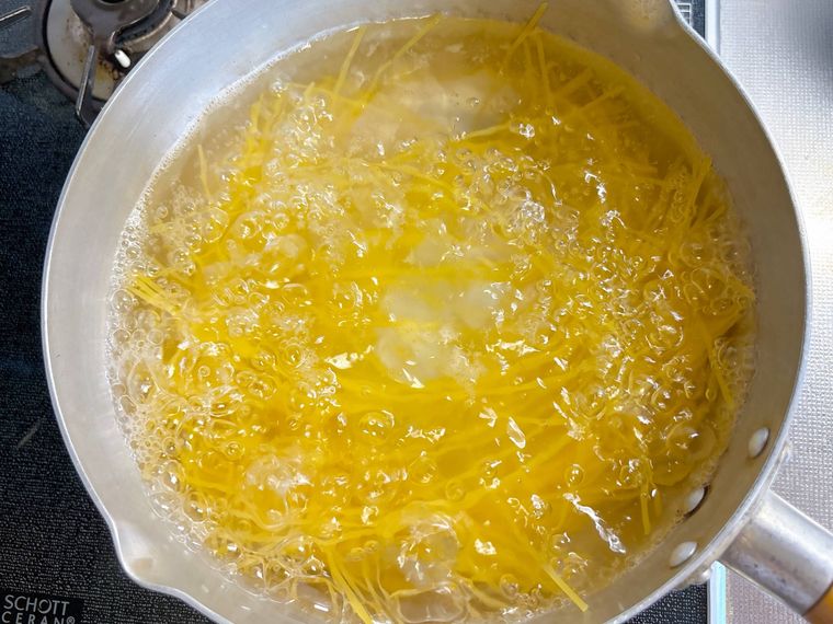 スパゲティをゆでる様子